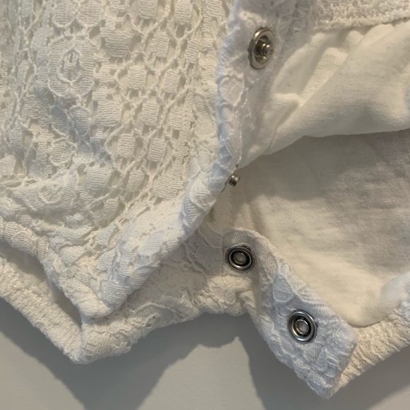 H & M white onesie romper. Size 1 1/2-2. - Picture 5 of 5